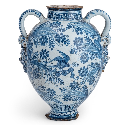 338 - VASO IN MAIOLICA BIANCA E BLU, FORNACE DI ALBISOLA O SAVONA, SECONDA METÀ DEL XVII SECOLObiansato e ... 