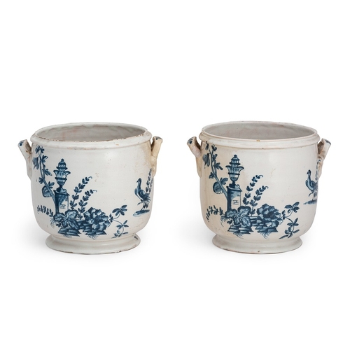 344 - COPPIA DI RINFRESCA BOTTIGLIE IN MAIOLICA BIANCA E BLU, PROBABILMENTE MANIFATTURA GHISLERI, SASSO MA... 
