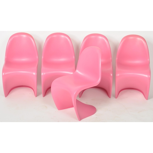 394 - After Verner Panton - S Chairs - A set of four contemporary pink coloured plastic injection molded k... 