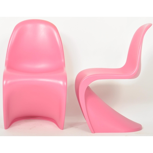 394 - After Verner Panton - S Chairs - A set of four contemporary pink coloured plastic injection molded k... 