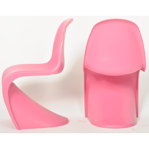 394 - After Verner Panton - S Chairs - A set of four contemporary pink coloured plastic injection molded k... 