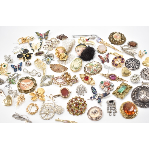 240A - A collection of vintage brooches. The lot to include cameo brooch, mid century brooches, enamelled o... 