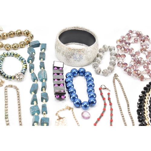 280a - A collection of vintage costume jewellery. The lot to include a scarab beetle necklace, baroque pear... 