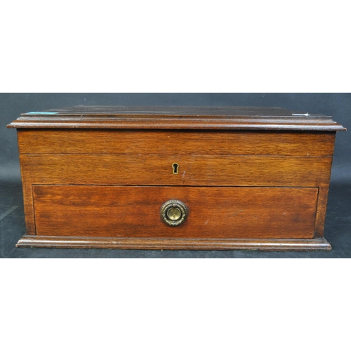 1409 - Edwardian mahogany cased 12 place setting canteen of cutlery. Mahogany case with drawer having baize... 