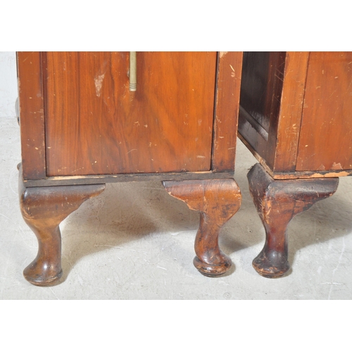 1489 - A pair of early 20th century circa. 1920's Queen Anne style mahogany pedestal bedside chests. The be... 