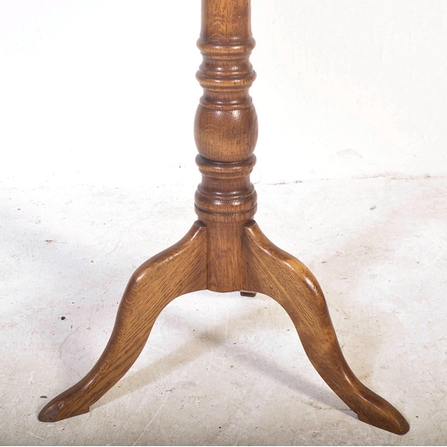 1527 - Mahogany pedestal side table. Raised on splayed legs with a triple spindle column upright to circula... 