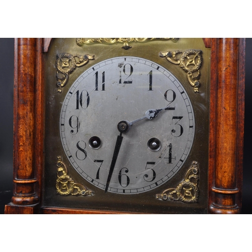 1580 - An Edwardian 8-day mahogany cased mantel clock striking on a gong with brass embellished spandrel su... 