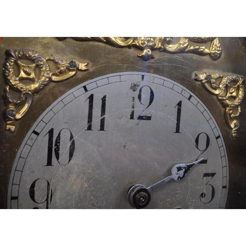 1580 - An Edwardian 8-day mahogany cased mantel clock striking on a gong with brass embellished spandrel su... 