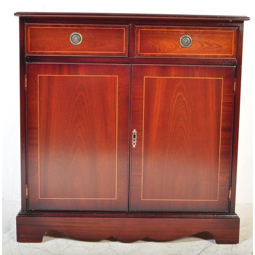 1612 - A 20th Century Regency revival mahogany veneer sideboard. The sideboard having satin wood borders wi... 