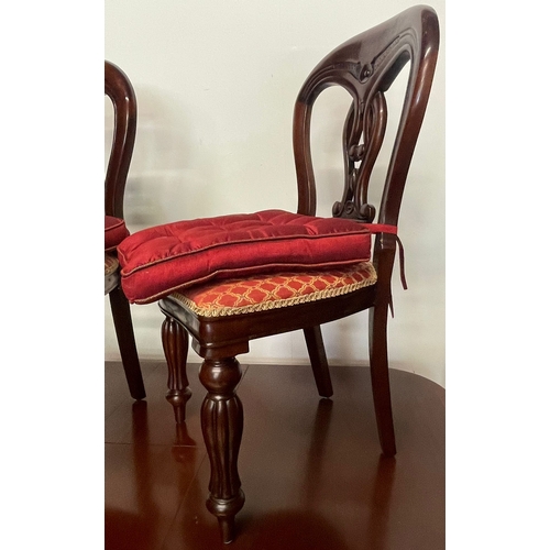 1661 - A 20th century Victorian revival mahogany dining table and four chairs. The chairs each having pierc... 