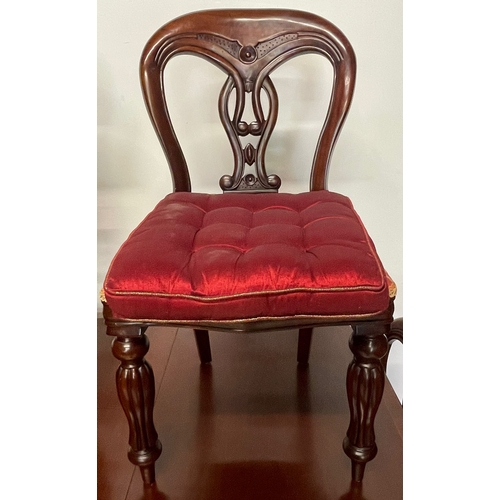 1661 - A 20th century Victorian revival mahogany dining table and four chairs. The chairs each having pierc... 