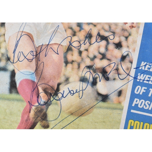 172 - England Football - Bobby Moore (1941-1993) - scarce autographed 1969 'Shoot!' football magazine, sig... 