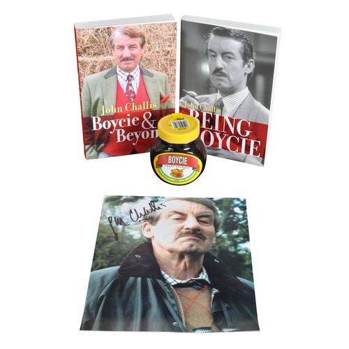 183 - Estate Of John Challis - Personal Items - a collection of personal effects to include; a personalise... 