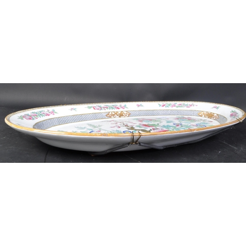 634 - A large early 20th century Indian Tree pattern meat platter of oval form with gilt decoration to sur... 