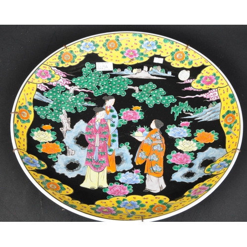 645a - Vintage 20th Century Japanese manner of Meiji period Famille noir decorated charger plate, depicting... 