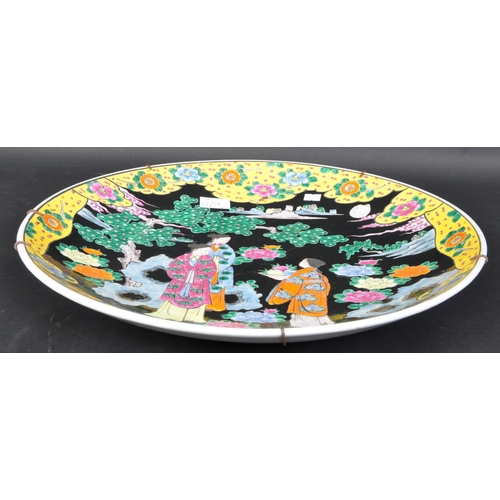 645a - Vintage 20th Century Japanese manner of Meiji period Famille noir decorated charger plate, depicting... 