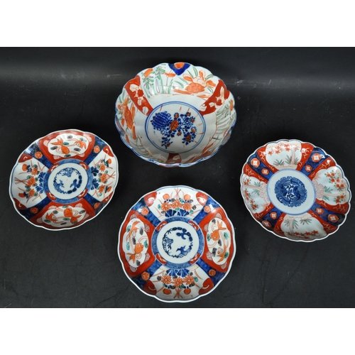 689a - A collection of four Imari vintage 20th Century Japanese oriental Asian plates and bowl. Of blue, wh... 