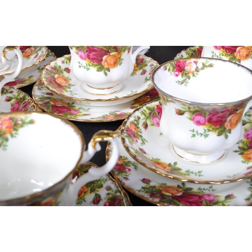 701 - Royal Albert - Old Country Roses - A vintage 20th Century English bone china tea service / set. Comp... 