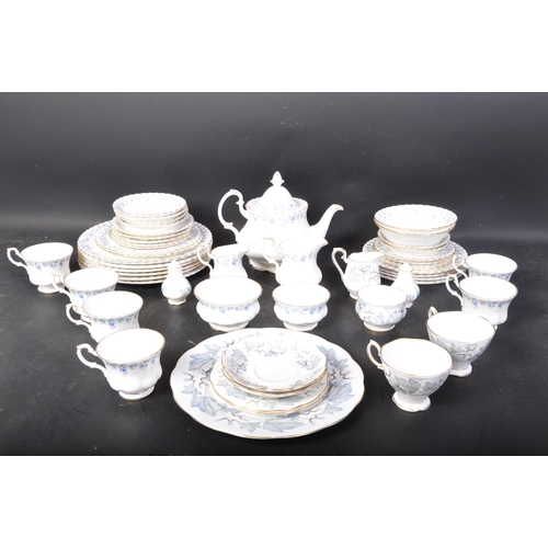 720 - Royal Albert - English bone china - Memory lane pattern. A vintage 20th Century tea / dinner service... 