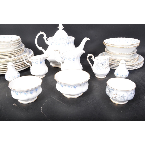 720 - Royal Albert - English bone china - Memory lane pattern. A vintage 20th Century tea / dinner service... 