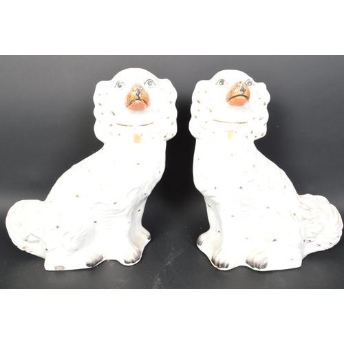 784 - A pair of vintage 20th Century ceramic fire side mantel Staffordshire spaniel dogs. Having gilt colo... 