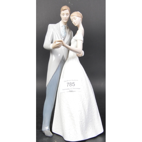 785 - Lladro - Together Forever - A vintage 20th century Spanish porcelain figurine in the form of a coupl... 