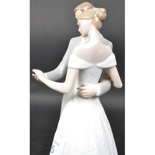 785 - Lladro - Together Forever - A vintage 20th century Spanish porcelain figurine in the form of a coupl... 