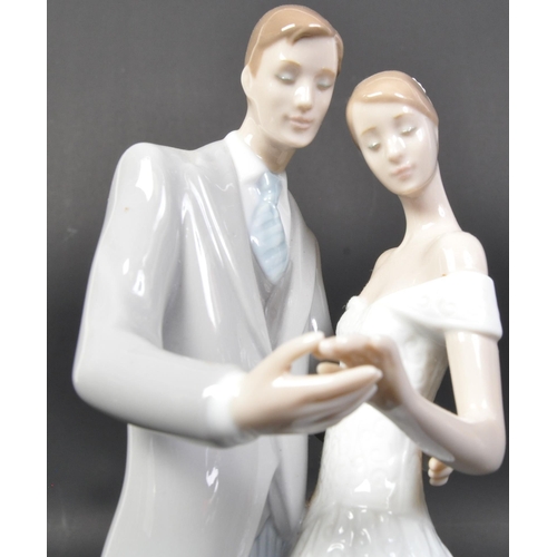 785 - Lladro - Together Forever - A vintage 20th century Spanish porcelain figurine in the form of a coupl... 