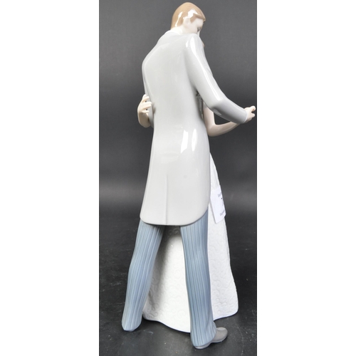 785 - Lladro - Together Forever - A vintage 20th century Spanish porcelain figurine in the form of a coupl... 