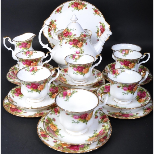 701 - Royal Albert - Old Country Roses - A vintage 20th Century English bone china tea service / set. Comp... 