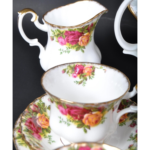 701 - Royal Albert - Old Country Roses - A vintage 20th Century English bone china tea service / set. Comp... 