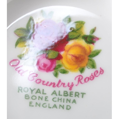 701 - Royal Albert - Old Country Roses - A vintage 20th Century English bone china tea service / set. Comp... 