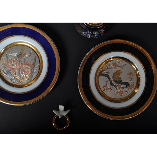 669 - An assortment of vintage late 20th century Greek 24k gold ceramic items. The lot to include a narrow... 