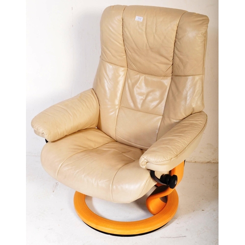 1172 - Ekornes Stressless - A vintage 20th century cream leather stress-less reclining armchair with padded... 