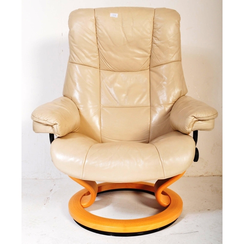 1172 - Ekornes Stressless - A vintage 20th century cream leather stress-less reclining armchair with padded... 