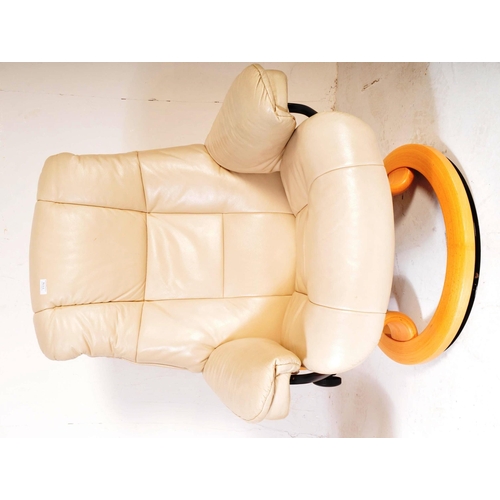 1174 - Ekornes Stressless - A vintage 20th century cream leather stress-less Ekornes reclining armchair wit... 