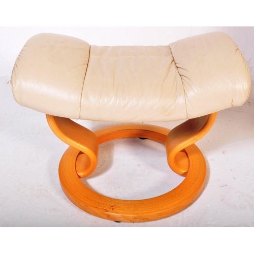 1174 - Ekornes Stressless - A vintage 20th century cream leather stress-less Ekornes reclining armchair wit... 