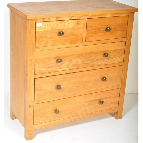 1214 - A Contemporary oak furniture land type chest of drawers in the manner of Oak Furniture Land. The che... 