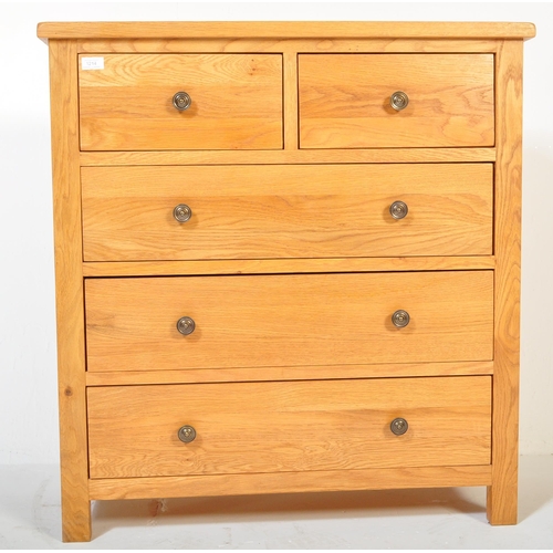 1214 - A Contemporary oak furniture land type chest of drawers in the manner of Oak Furniture Land. The che... 