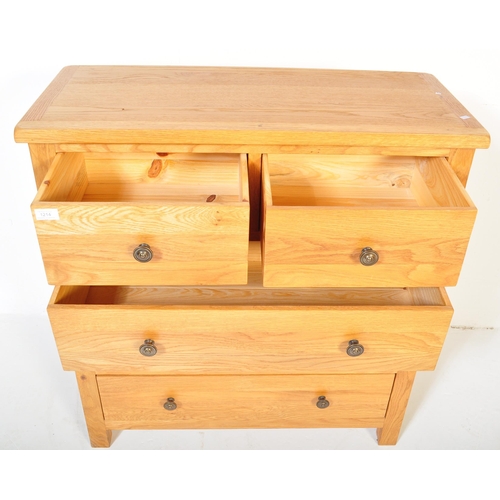 1214 - A Contemporary oak furniture land type chest of drawers in the manner of Oak Furniture Land. The che... 