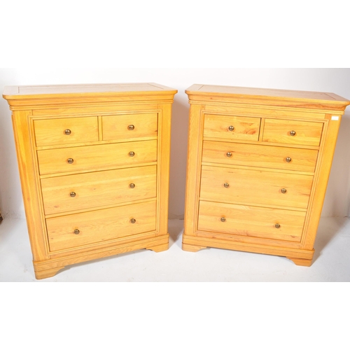 1215 - A pair of contemporary oak furniture land type chest of drawers in the manner of Oak Furniture Land ... 