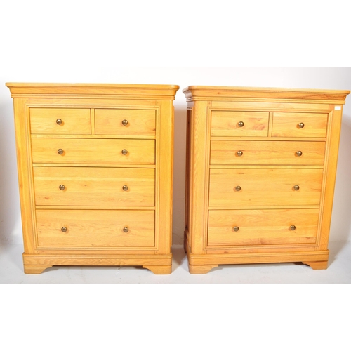 1215 - A pair of contemporary oak furniture land type chest of drawers in the manner of Oak Furniture Land ... 