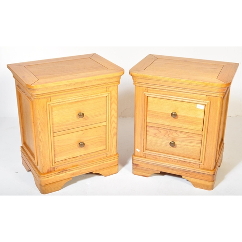 1219 - A pair of contemporary oak furniture land type chest of drawers in the manner of Oak Furniture Land ... 