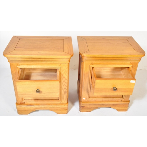 1219 - A pair of contemporary oak furniture land type chest of drawers in the manner of Oak Furniture Land ... 