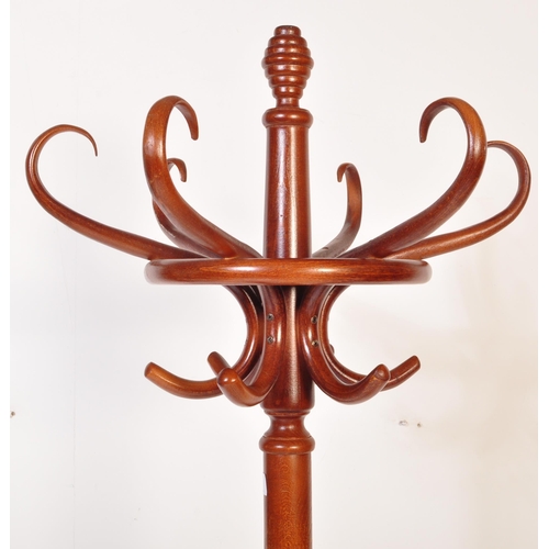 1235 - A retro vintage mid 20th Century bentwood coat stand / hat rack in the manner of Thonet. Having a ta... 