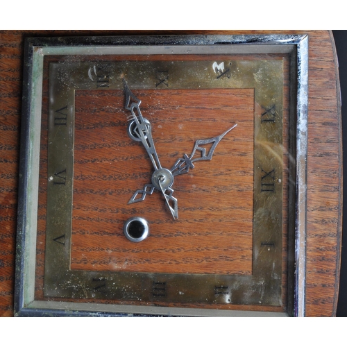 1241 - An assortment of three vintage retro mid 20th century mantel clocks to include a Smiths Bakelite man... 