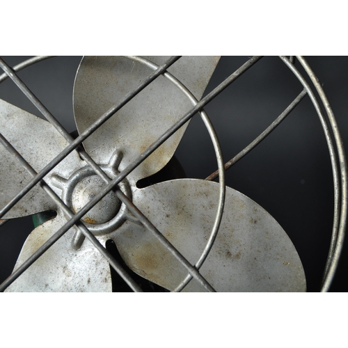 1258 - A retro vintage mid 20th Century industrial warehouse table top desk fan. With metal propellers hous... 