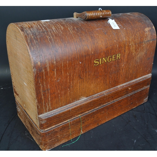 1476 - An early 20th century oak cased Singer ebonised & gilt sewing machine. Serial number Y8093800. The c... 