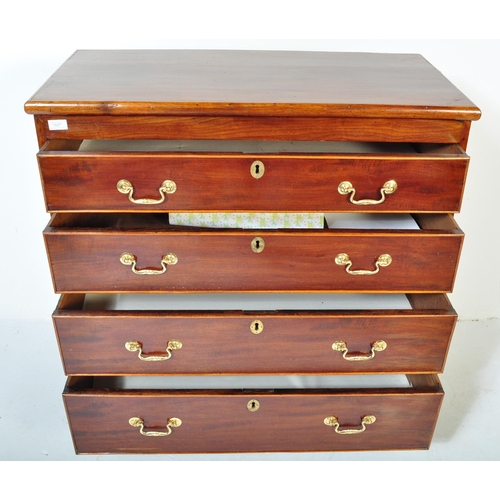 1537 - A George III early 19th century mahogany chest of drawers. The chest of drawers having a bank of fou... 