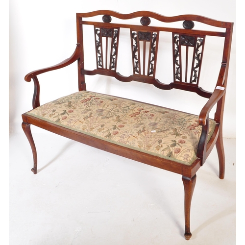 1582 - Edwardian early 20th Century mahogany double seater chair / bench. Having a curved back with repeati... 